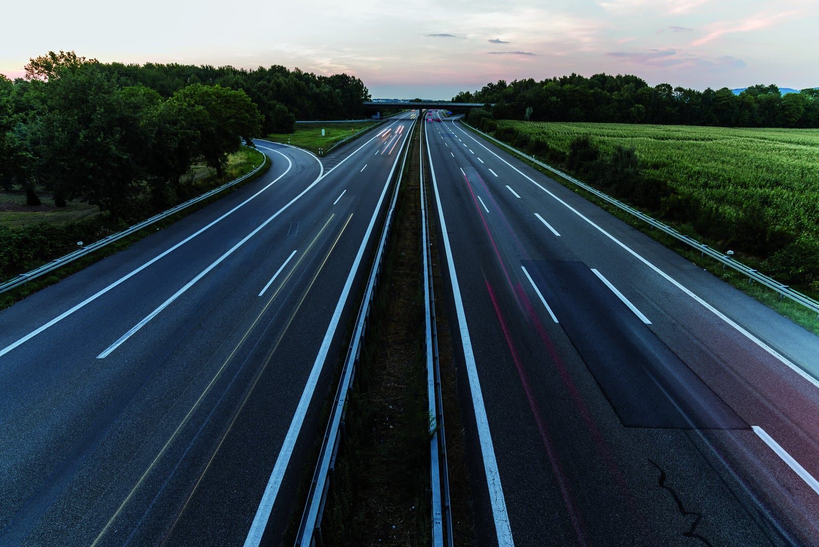 Landstraße, die zum Horizont führt