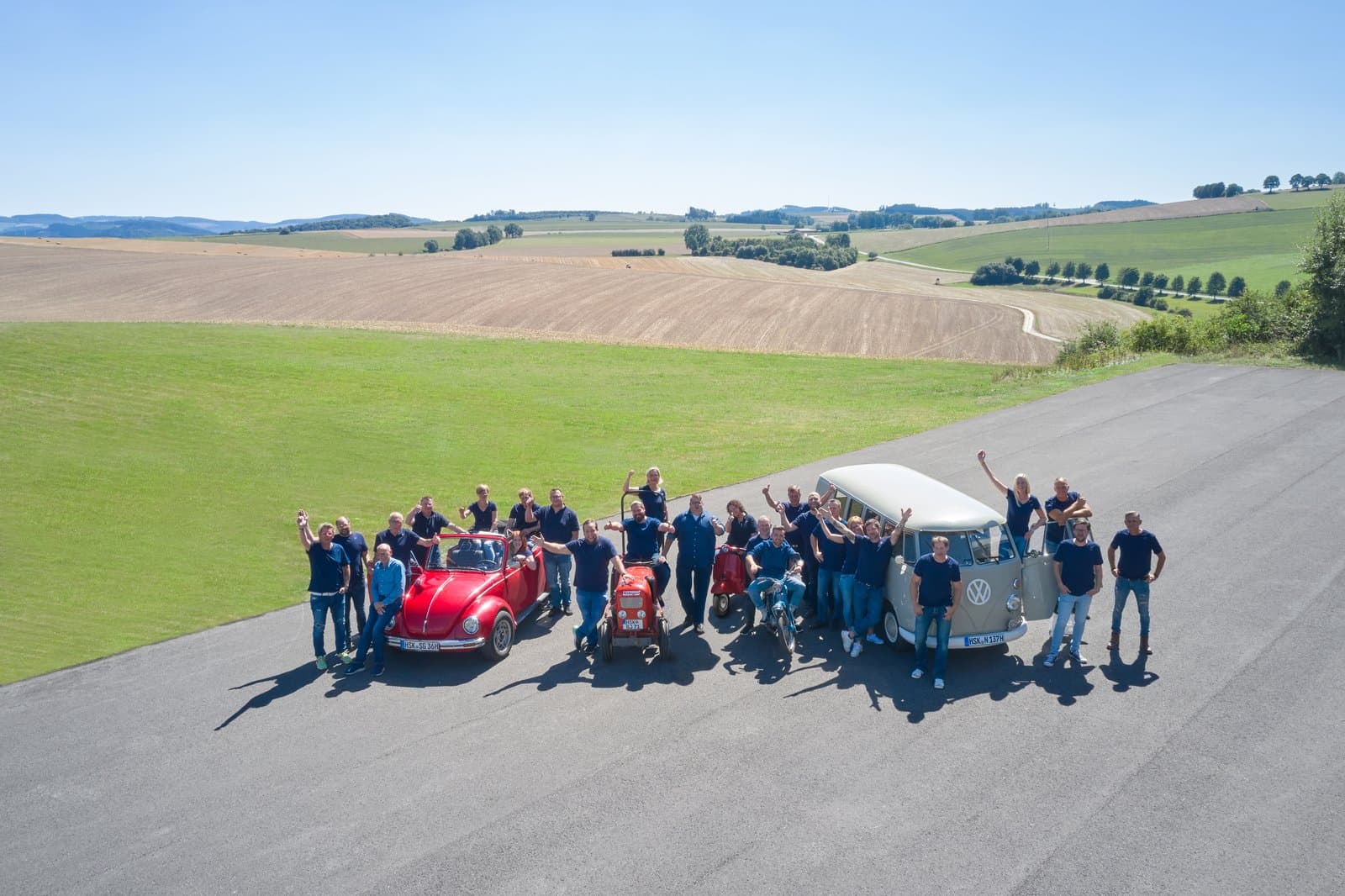 Das Team der Fahrschule Schnier + Voss vor den Fahrschulwagen